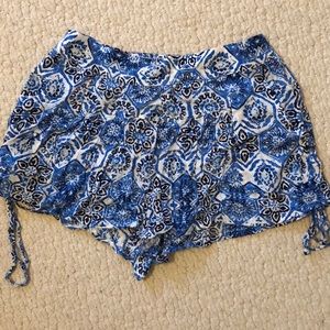 Olivaceous flowy shorts. Medium